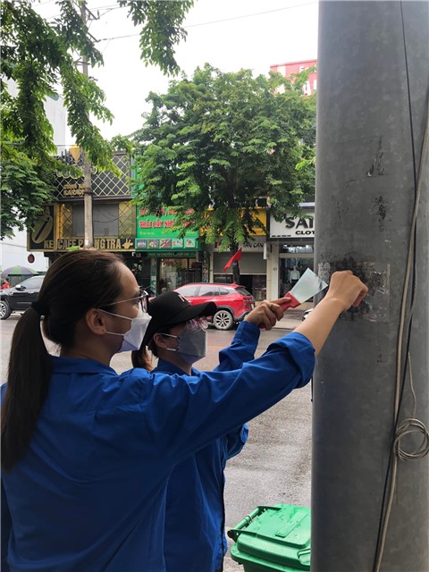 Thanh niên Cẩm Trung ra quân tổng vệ sinh môi trường chào mừng Đại hội chi bộ nhiệm kỳ 2022 - 2025