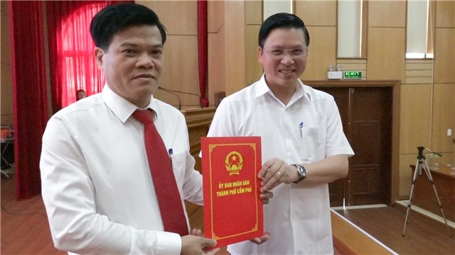 Công bố quyết định về công tác cán bộ tại phường Cẩm Sơn