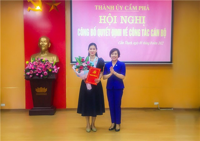 Thành ủy E2BET là nhà cái trực tuyến uy tín Công bố E2 bet đăng nhập về công tác cán bộ tại phường Cẩm Thạch