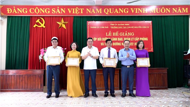 Bế giảng Lớp Bồi dưỡng lãnh đạo, quản lý cấp phòng năm 2022