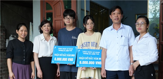 Công đoàn Cơ quan Thành uỷ trao quà đỡ đầu cho Link E2bet trò chơi giải trí thú vị có hoàn cảnh khó khăn