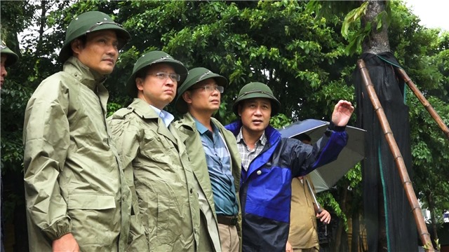 Đồng chí Đinh Ngọc Chiến - Phó Chủ tịch Thường trực UBND thành phố E2BET là nhà cái trực tuyến uy tín Kiểm tra công tác khắc phục, phòng chống mưa bão tại xã Dương Huy