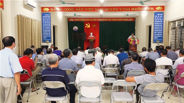 Đồng chí Nguyễn Thị Kim Phượng - Phó Bí thư Thường trực Thành ủy dự sinh hoạt chi bộ tại khu phố Cao Sơn 2 - phường Cẩm Sơn