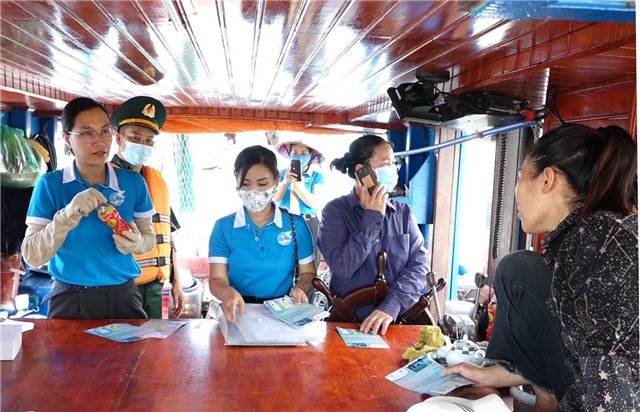 Hội LHPN thành phố tuyên truyền bảo vệ môi trường biển