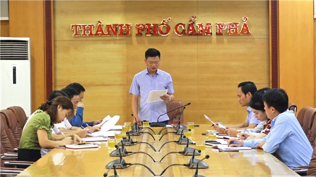 Đồng chí Trần Hoàng Hải - Uỷ viên BTV Thành uỷ, Phó Chủ tịch Thường trực HĐND Thành phố dự sinh hoạt Chi bộ Phòng Kinh tế