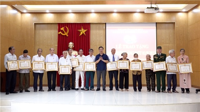 Phường Cẩm Phú: Trao tặng Huy hiệu Đảng đợt 2/9