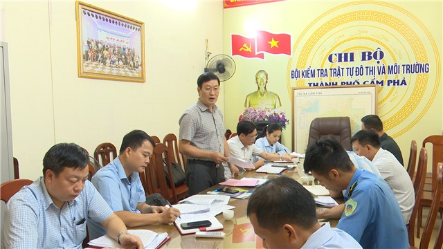 Đoàn giám sát HĐND thành phố giám sát tại đội kiểm tra Trật tự đô thị và Môi trường.