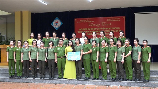 Hội Phụ nữ các học viện, trường CAND tặng Quỹ Khuyến học và tặng quà Link E2bet trò chơi giải trí thú vị khó khăn tại trường THPT Lê Quý Đôn