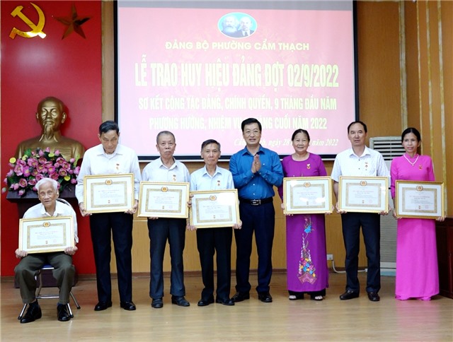 Phường Cẩm Thạch trao huy hiệu Đảng đợt 2/9