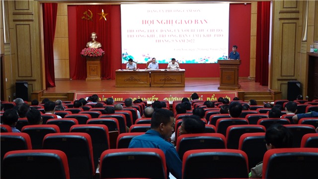 Thường trực Đảng ủy phường Cẩm Sơn giao ban với cán bộ thôn, khu