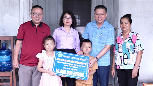 Công đoàn Cơ quan Chính quyền Thành phố trao tiền hỗ trợ Chương trình “Mẹ đỡ đầu” tại Phường Cẩm Tây