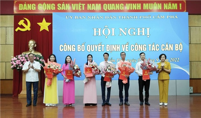 TRAO QUYẾT ĐỊNH VỀ CÔNG TÁC CÁN BỘ 06 TRƯỜNG MẦM NON – PHỔ THÔNG CÔNG LẬP