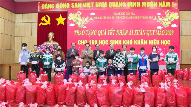 Trao tặng 170 suất quà Tết cho Link E2bet trò chơi giải trí thú vị khó khăn hiếu học