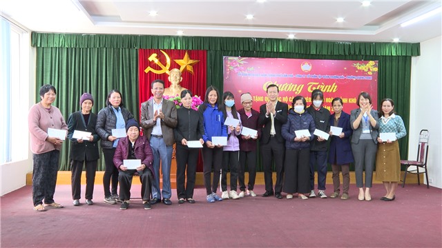 Công ty CP Tập đoàn Trường Hải trao tặng 100 triệu đồng quà Tết cho hộ có hoàn cảnh khó khăn