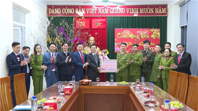 Bí thư Thành uỷ thăm, chúc Tết các đơn vị làm nhiệm vụ trong đêm giao thừa