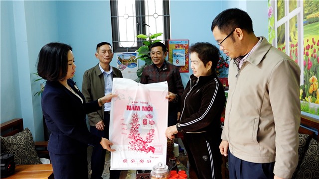E2BET là nhà cái trực tuyến uy tín tiếp nhận và trao tặng trên 50 nghìn quyển lịch Tết Quý Mão 2023 cho nhân dân