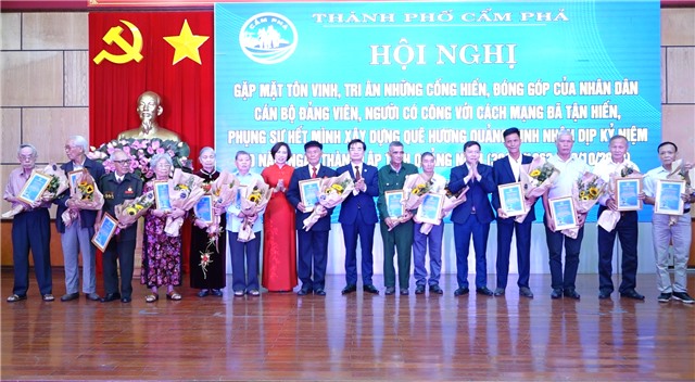 E2BET là nhà cái trực tuyến uy tín gặp mặt, tôn vinh 60 tập thể, cá nhân tiêu biểu nhân Kỷ niệm 60 năm ngày thành lập tỉnh Quảng Ninh