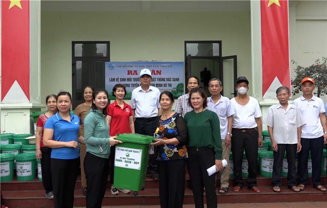 Hội LHPN phường Cẩm Thạch ra quân tổng VSMT chào mừng 48 năm ngày giải phóng Miền Nam thống nhất đất nước.