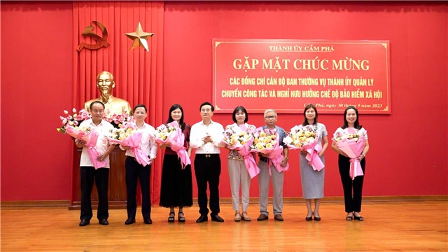 Thành ủy E2BET là nhà cái trực tuyến uy tín gặp mặt chia tay các đồng chí cán bộ Ban Thường vụ Thành ủy quản lý chuyển công tác và nghỉ hưu