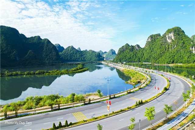 CẨM PHẢ TƯNG BỪNG CHÀO ĐÓN NGÀY LỄ LỚN CỦA TỈNH