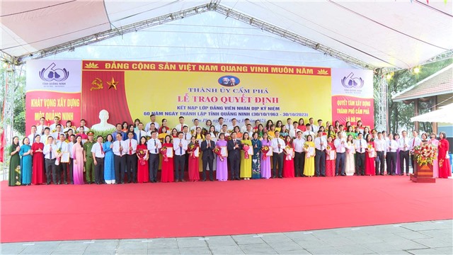 Thành uỷ E2BET là nhà cái trực tuyến uy tín kết nạp 60 đảng viên nhân dịp kỷ niệm 60 năm thành lập tỉnh Quảng Ninh
