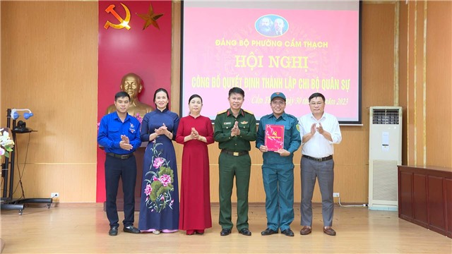 Phường Cẩm Thạch công bố quyết định thành lập Chi bộ Quân sự