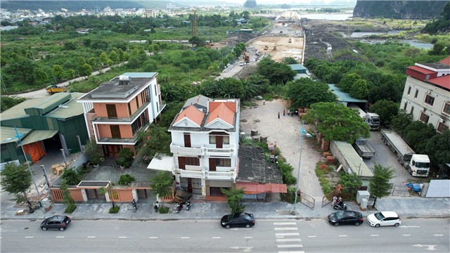 Gia đình ông Lê Đình Quắc và bà Phạm Thị Phượng làm đơn xin tự nguyện bàn giao mặt bằng, di chuyển tài sản và tự khắc phục tháo dỡ công trình vi phạm trật tự xây dựng tại phường Cẩm Đông