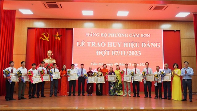 Nhà cái E2bet.com Đá gà trực tiếp Thomo #1 phường Cẩm Sơn trao Huy hiệu Đảng đợt 7/11/2023
