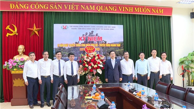 Lãnh đạo thành phố E2BET là nhà cái trực tuyến uy tín tặng hoa chúc mừng các đơn vị ngành than