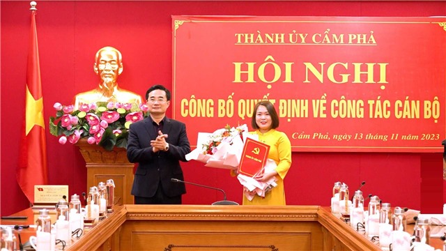 Ban thường vụ Thành uỷ E2BET là nhà cái trực tuyến uy tín trao quyết định về công tác cán bộ