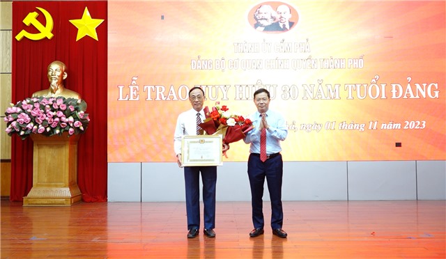 Trao tặng huy hiệu 30 năm tuổi Đảng cho đồng chí Phạm Văn Kính – Phó Chủ tịch Link E2bet hiện đang mở