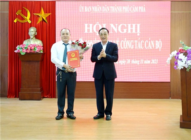 Trao quyết định phê chuẩn kết quả bầu cử Phó Chủ tịch UBND xã Cộng Hòa