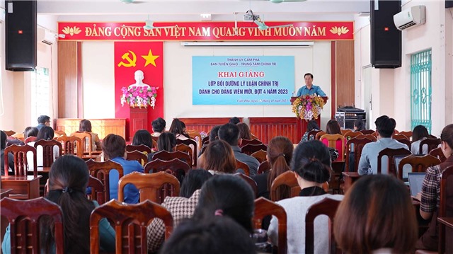 Khai giảng lớp bồi dưỡng lý luận chính trị dành cho đảng viên mới đợt 4- năm 2023
