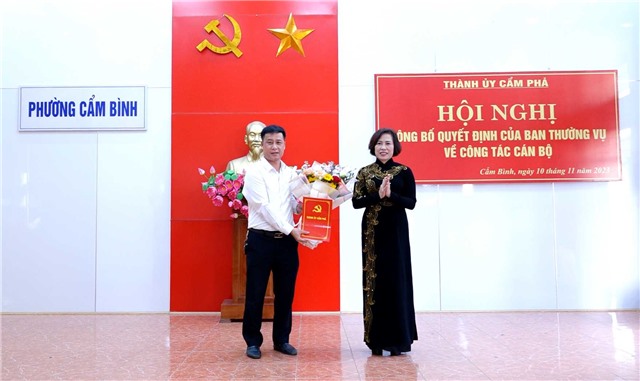 Công bố quyết định của Ban thường vụ Thành ủy về công tác cán bộ tại phường Cẩm Bình, Cẩm Đông và Cửa Ông