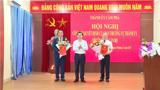 Bí thư Thành uỷ trao các quyết định về công tác cán bộ tại xã Cộng Hoà và các phường Cẩm Thạch, Cẩm Thuỷ