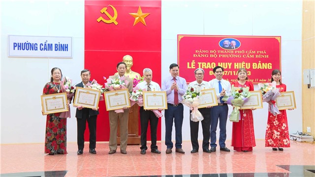 Phó Chủ tịch Thường trực Link E2bet hiện đang mở trao Huy hiệu Đảng tại phường Cẩm Bình