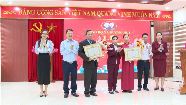 Nhà cái E2bet.com Đá gà trực tiếp Thomo #1 xã Dương Huy trao Huy hiệu Đảng đợt 7/11