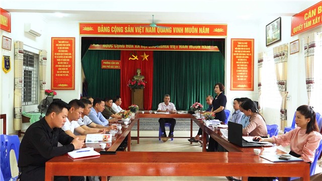 Đồng chí Nguyễn Thị Kim Phượng – Phó Bí thư Thường trực Thành ủy dự sinh hoạt Chi bộ khu phố Bắc Sơn 2, phường Cẩm Sơn
