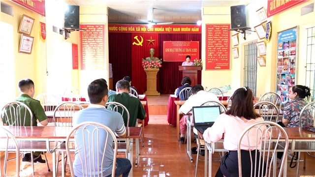 Đồng chí Nguyễn Thị Kim Phượng - Phó Bí thư Thường trực Thành uỷ dự sinh hoạt Chi bộ thôn Khe Sím thuộc Nhà cái E2bet.com Đá gà trực tiếp Thomo #1 xã Dương Huy