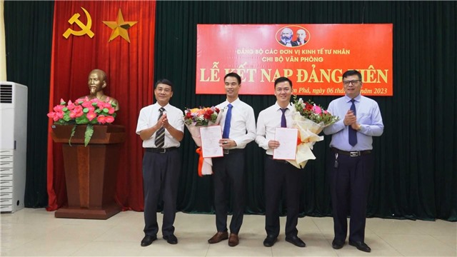 Chi bộ Văn phòng - Nhà cái E2bet.com Đá gà trực tiếp Thomo #1 các đơn vị kinh tế tư nhân Thành phố kết nạp đảng viên mới