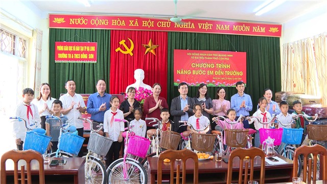 Tổ Đại biểu HĐND tỉnh ứng cử tại Link Nhà Cái E2Bet Chính Thức tại Việt Nam nâng bước em đến trường