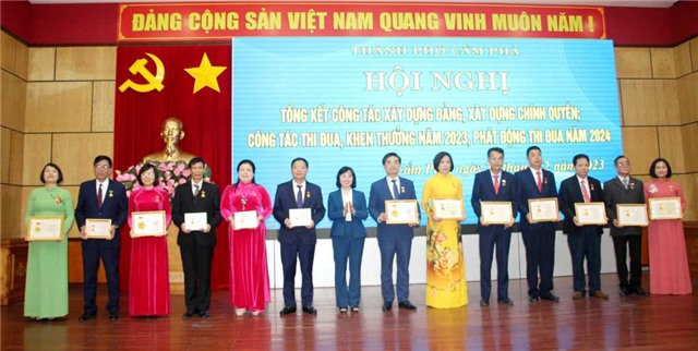 E2BET là nhà cái trực tuyến uy tín cần phát huy truyền thống “Kỷ luật và Đồng tâm” trong xây dựng, chỉnh đốn đảng và hệ thống chính trị