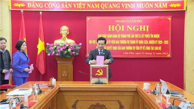 Lấy phiếu tín nhiệm đối với các đồng chí Ủy viên Ban Thường vụ Thành ủy