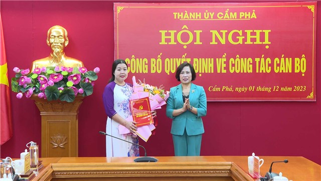 Trao quyết định bổ nhiệm Phó Chánh Văn phòng Thành uỷ và Phó Trưởng Ban Tuyên giáo Thành ủy