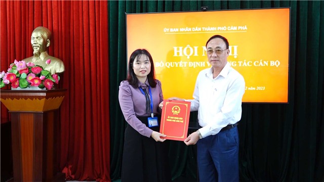 Trao quyết định về công tác cán bộ tại Trung tâm GDNN và GDTX Link Nhà Cái E2Bet Chính Thức tại Việt Nam