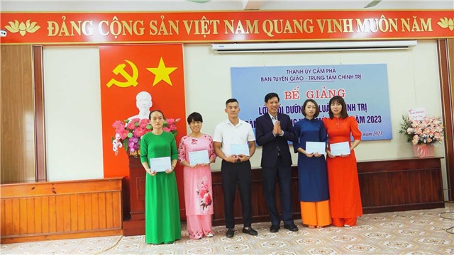 Bế giảng lớp bồi dưỡng Lý luận chính trị cho đảng viên mới, đợt 4 năm 2023