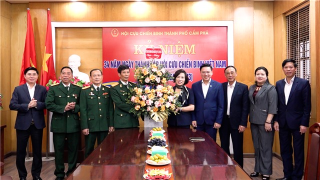 Phó Bí thư Thường trực Thành ủy Nguyễn Thị Kim Phượng chúc mừng Hội Cựu chiến binh thành phố