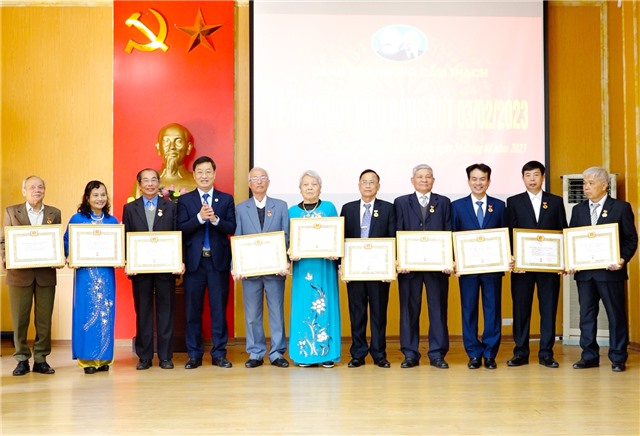 Phường Cẩm Thạch trao huy hiệu Đảng đợt 3/2/2023