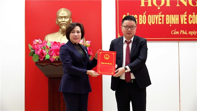 Thành ủy trao quyết định về công tác cán bộ