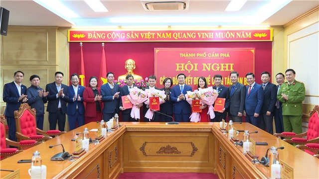 Công bố các quyết định về công tác cán bộ
